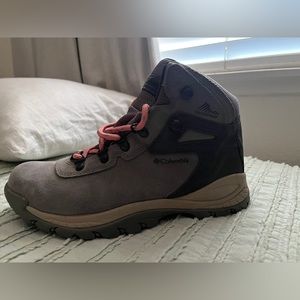 COLUMBIA HIKING BOOTS. NWOT.